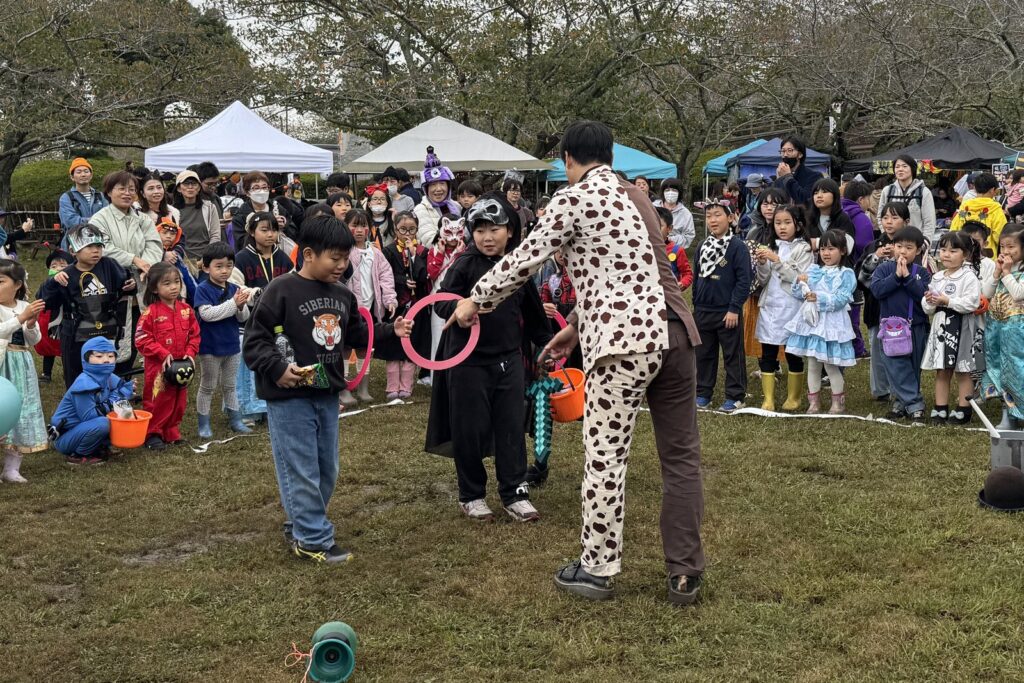 2025年の館山ハロウィンフェスでのケンケンの大道芸
